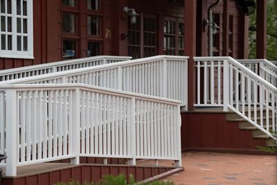 Composite Vs. Vinyl Fence: Which Suits Your Needs?